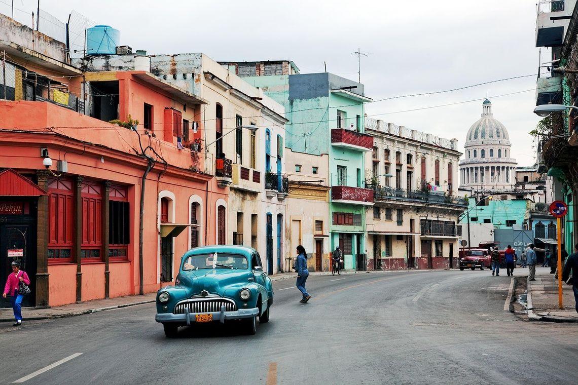 Cuba - Oldtimer - Gekleurde huizen - Straat