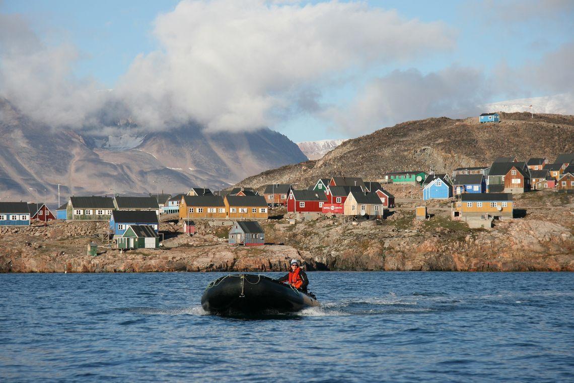 Oost Groenland - Boot - Huisjes - Zee