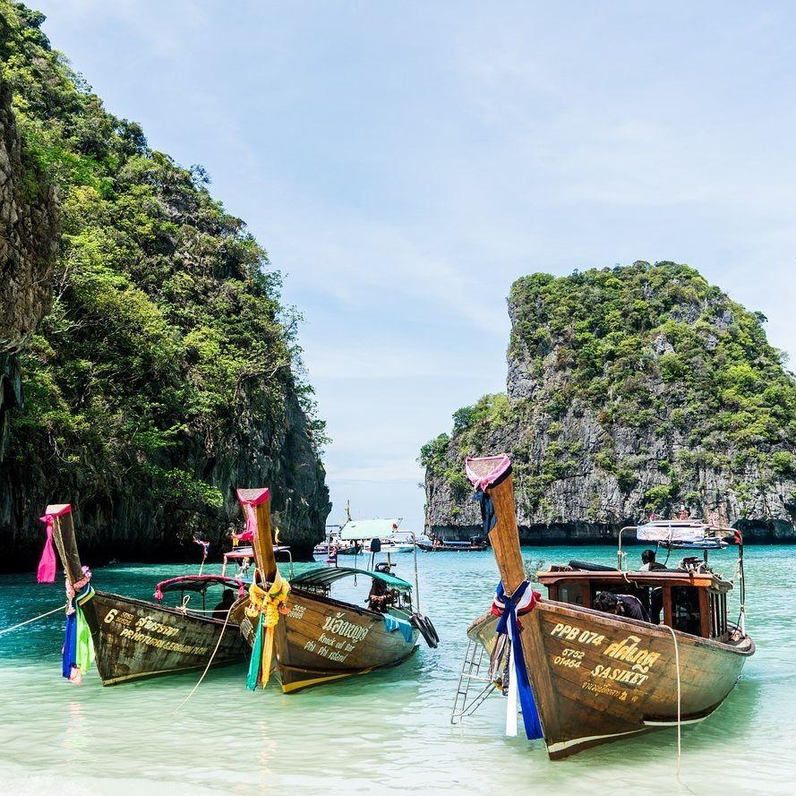 Tropisch Thailand - Boten - Rotsen - Blauwe Zee