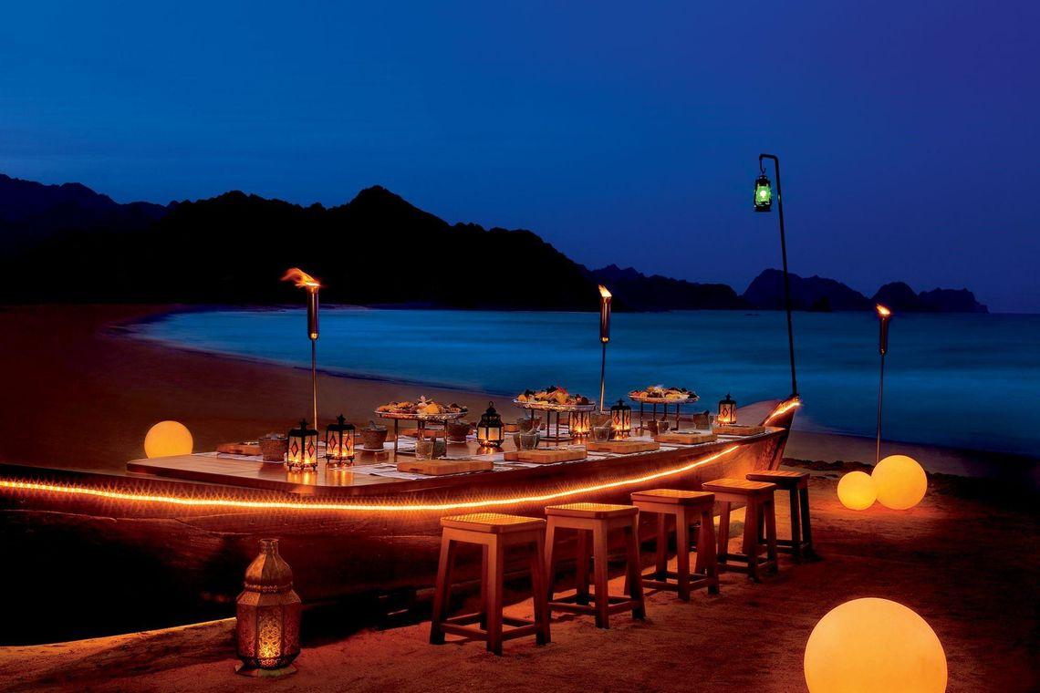 Ritz Carlton Al Bustan Palace - Oman - Diner op het strand